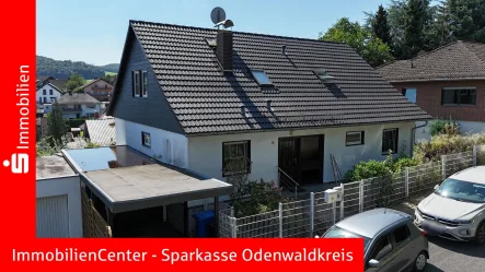 Straßenansicht - Haus kaufen in Reichelsheim - Den Garten und die Aussicht werden Sie lieben! 1-2 Familienhaus in ruhiger Randlage