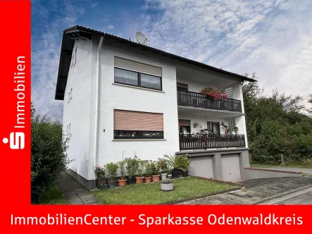 Titelbild - Haus kaufen in Höchst - Gepflegtes Wohnhaus mit 3 Wohnungen / 4 Garagen - attraktive Lage