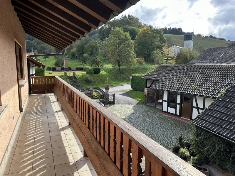 Balkon mit Blick auf den Hof