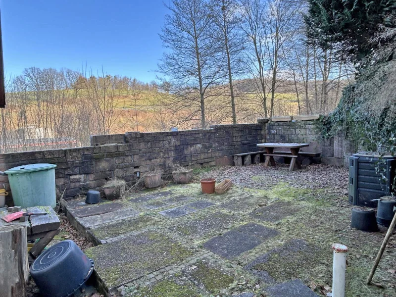 Terrasse hinter dem Bauernhaus