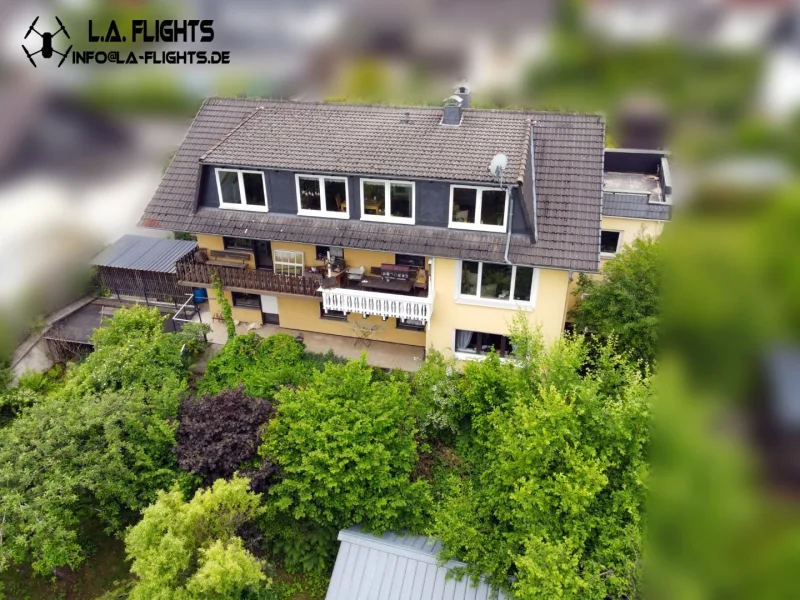 Drohnenaufnahme - Haus kaufen in Battenberg - 3 Wohneinheiten in toller Lage mit Fernblick