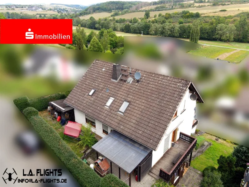 Drohnenaufnahme - Haus kaufen in Frankenberg - Schönes Wohnhaus in ruhiger Hanglage mit Panoramablick