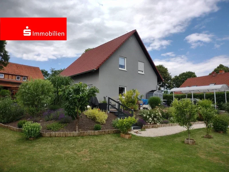 Ansicht mit Garten - Haus kaufen in Diemelstadt - Sehr gepflegtes Einfamilienhaus liegt in ruhiger Ortsrandlage in einem Stadtteil von Diemelstadt.