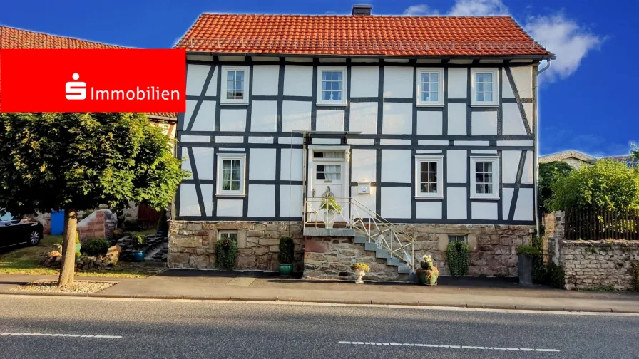 Ansicht von der Straße - Haus kaufen in Vöhl - Leben im Kulturdenkmal - kleine Fachwerkhofanlage im Herzen von Vöhl