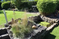 Natursteintreppe und Mauer im Garten