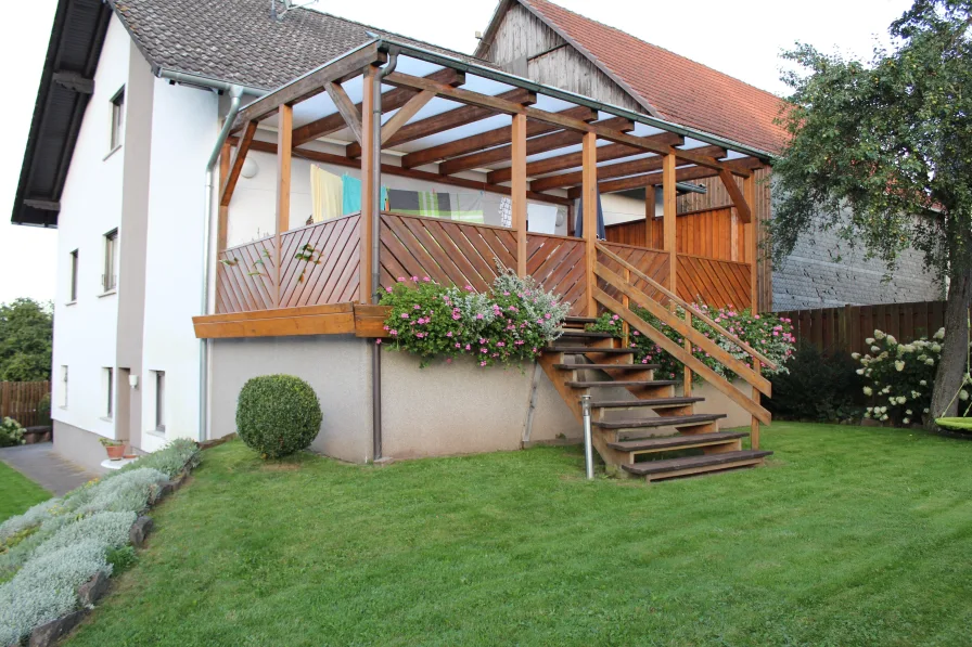 Terrasse Neubau im Sommer