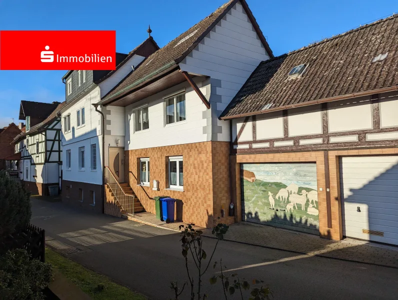 Hausansicht - Haus kaufen in Bad Arolsen - Mehrgenerationenhaus in Bad Arolsen-Massenhausen