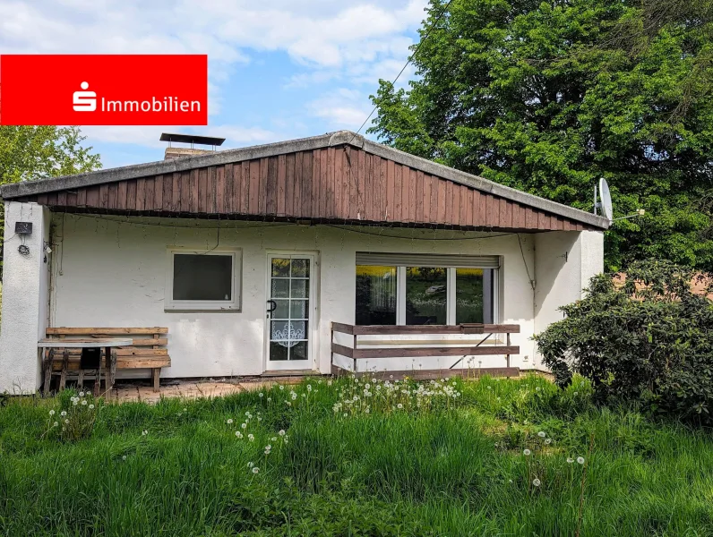 Ansicht mit Garten - Haus kaufen in Bad Arolsen - Bungalow in Ortsrandlage von Bad Arolsen-Kohlgrund