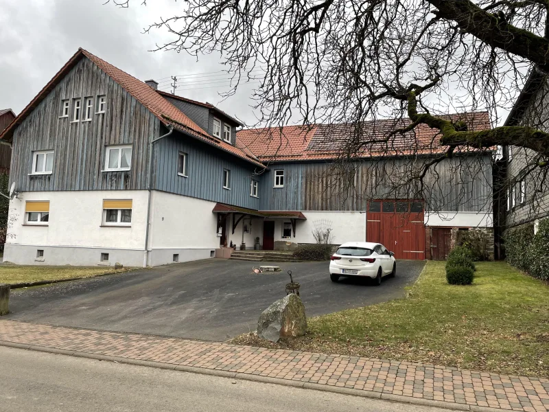 Haus und Einfahrt