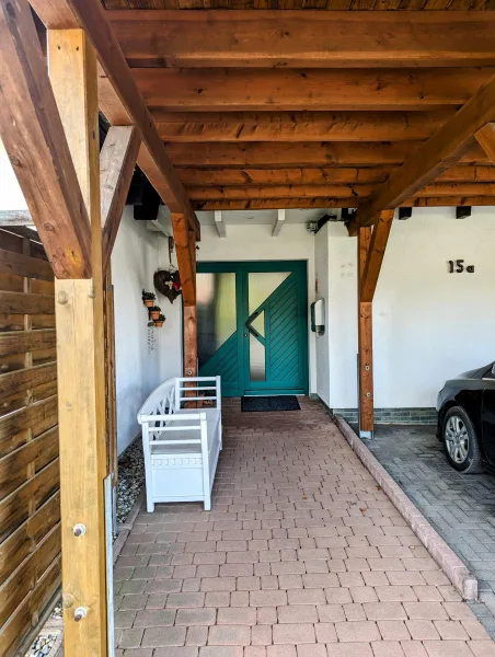 Überdachter Hauseingang / Carport