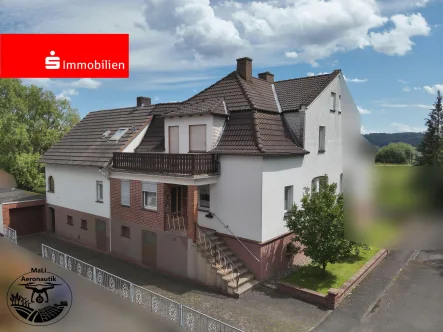 Drohnenansicht Vorderseite - Haus kaufen in Edertal - Doppelhaushälfte mit großzügigem Grundstück in Edertal-Giflitz