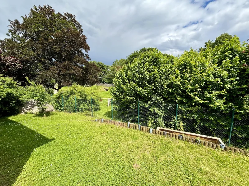 Ausblick Rückseite auf Kinderspielplatz