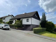 Haus, Garage und Einfahrt mit Stellplatz