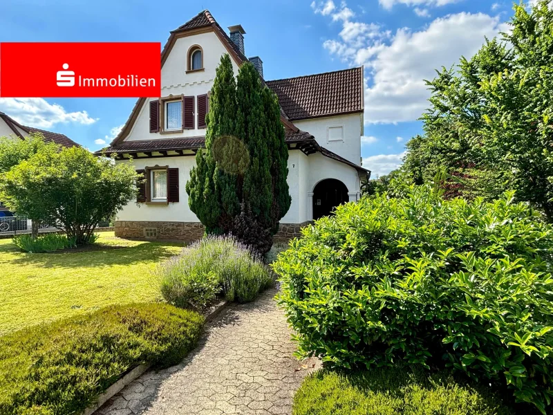 Außenansicht mit Weg zum Hauseingang - Haus kaufen in Bad Wildungen - Charmantes Einfamilienhaus in zentraler und begehrter Lage von Bad Wildungen mit großem Garten