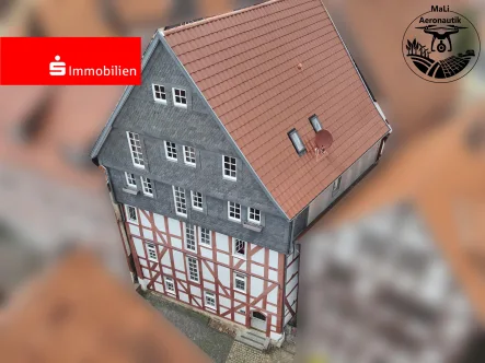 Drohnenaufnahme Vorderseite - Haus kaufen in Bad Wildungen - Markantes, wertvolles Kulturdenkmal aus dem 16. Jahrhundert in zentraler Lage von Bad Wildungen!