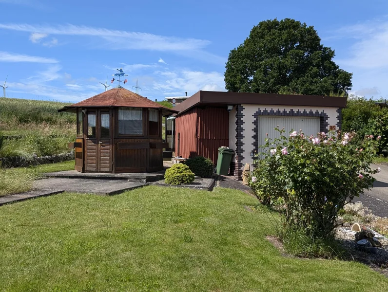 Garage und Gartenpavillion