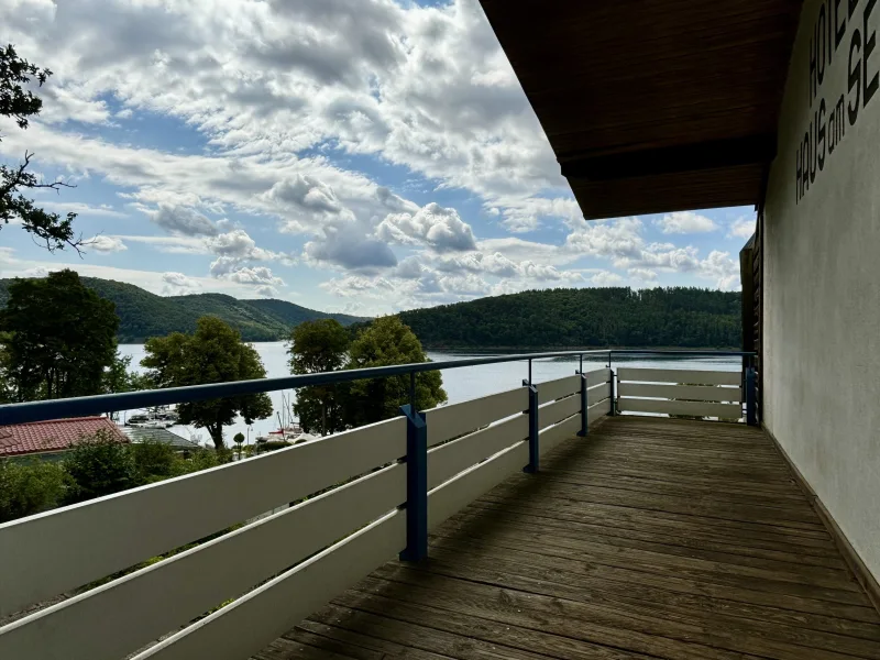 Aussicht auf den Edersee vom Zimmerbalkon