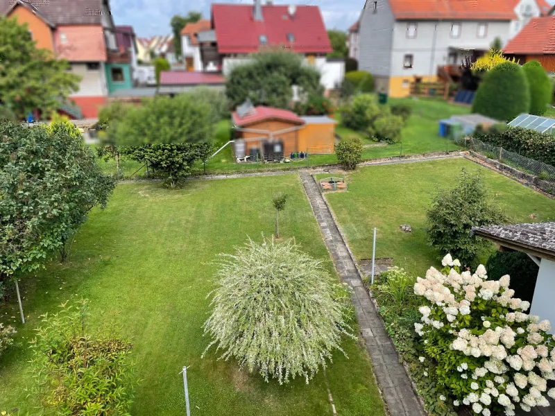 Blick vom Balkon in den Garten