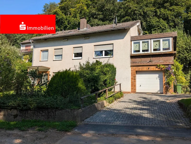 Ansicht mit Garage und Eingang - Haus kaufen in Diemelstadt - Ideal für ein Große Familie oder Wohnen und Arbeiten unter einem Dach Diemelstadt - Rhoden