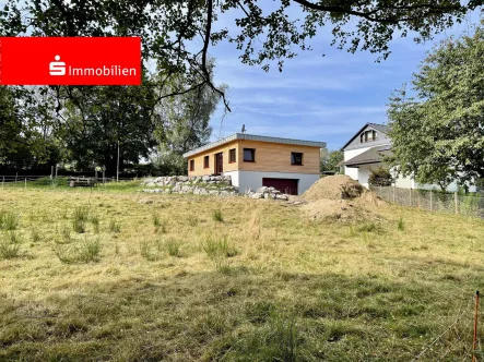 Ansicht aus dem Garten - Haus kaufen in Haina - Moderner Bungalow – Leben in der Natur am Waldrand