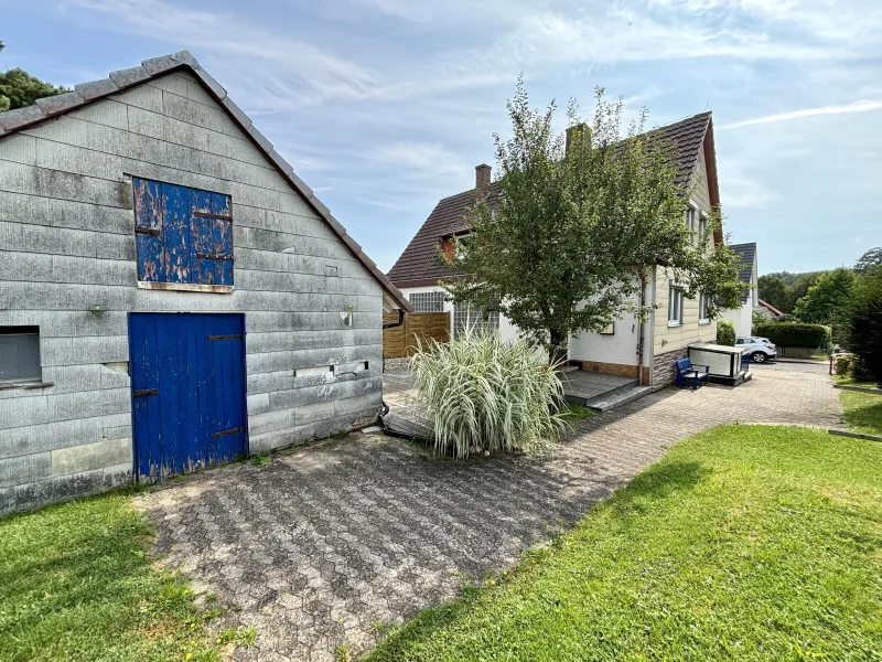 Blick vom Garten Richtung Schuppen und Wohnhaus