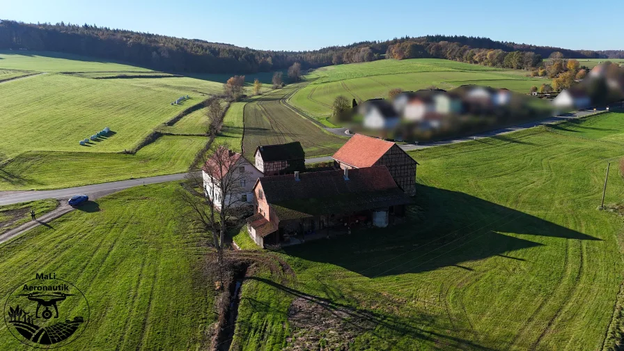 Das Anwesen mit Umgebung