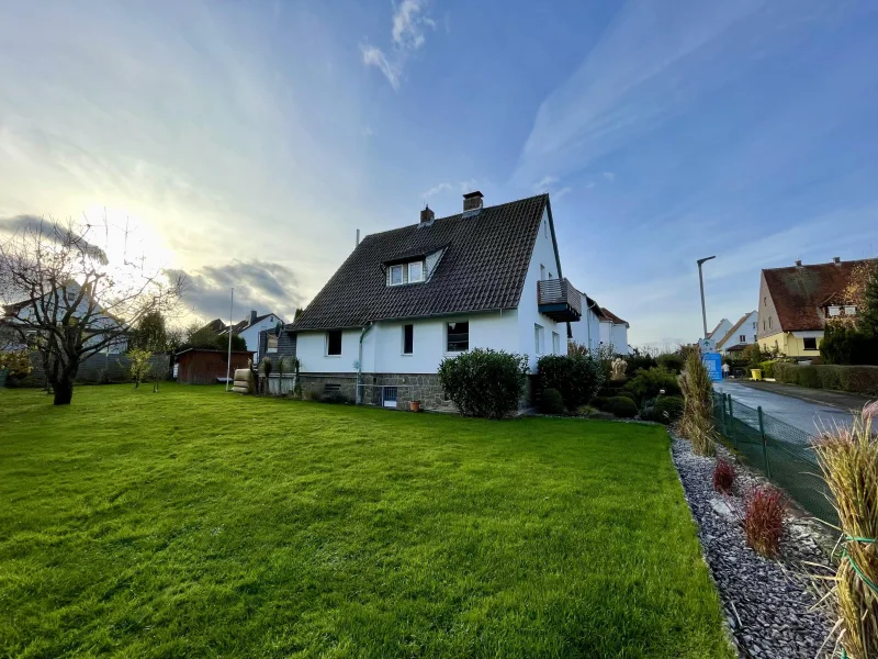 Haus und Grundstück Ansicht Straße