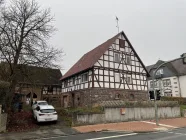 Haus und Hofeinfahrt