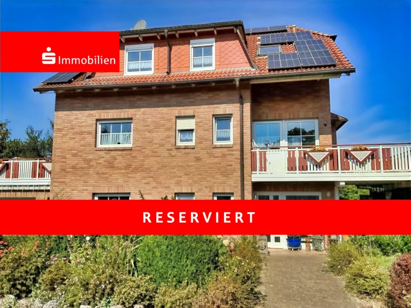 Ansicht mit Eingang und Balkon - Haus kaufen in Korbach - Diese Immobilie verbindet Qualität, Komfort und Nachhaltigkeit in einer ruhigen und attraktiven Lage