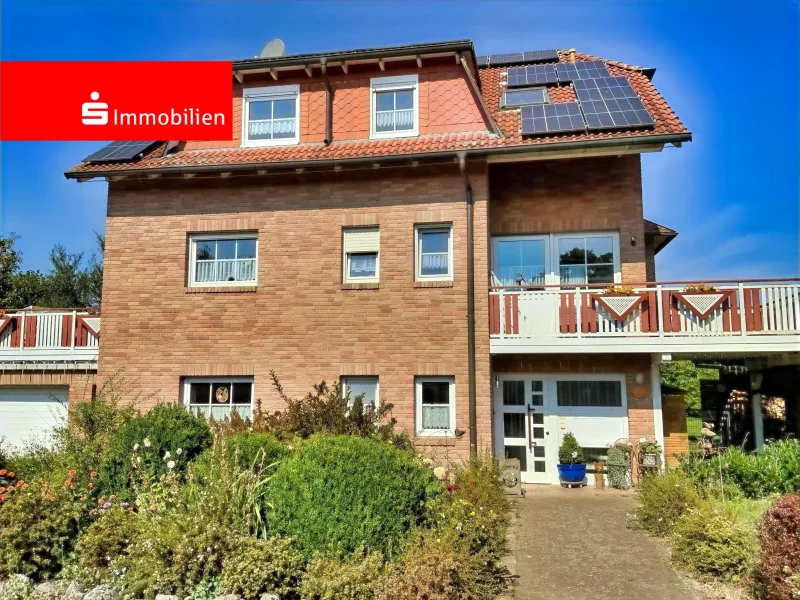 Ansicht mit Eingang und Balkon - Haus kaufen in Korbach - Diese Immobilie verbindet Qualität, Komfort und Nachhaltigkeit in einer ruhigen und attraktiven Lage