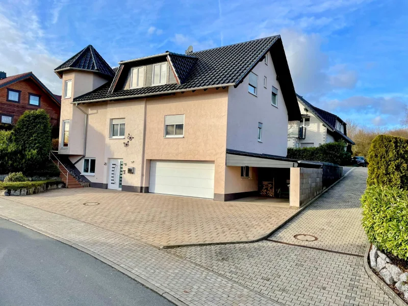 Ansicht von der Straße - Haus kaufen in Frankenberg - Ihr neues Traumhaus in Frankenberg – Stilvolles Zweifamilienhaus in ruhiger Wohnlage