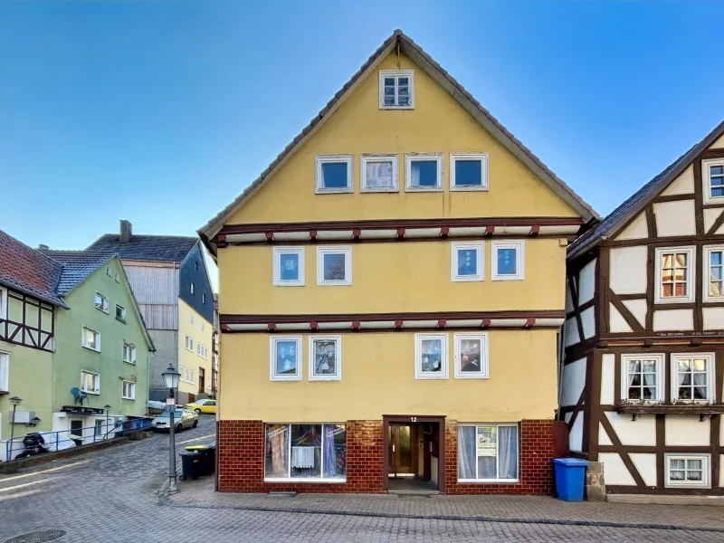 Außenansicht - Haus kaufen in Bad Wildungen - Sanierungsbedürftiges Fachwerkhaus mit Gewerbeeinheit in der Altstadt mit Potential