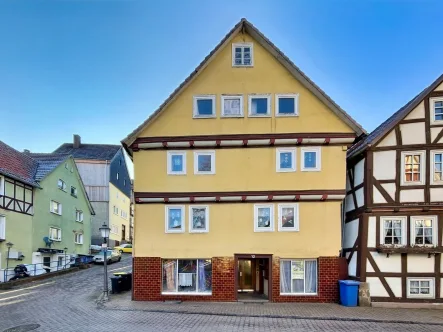 Außenansicht - Haus kaufen in Bad Wildungen - Sanierungsbedürftiges Fachwerkhaus mit Gewerbeeinheit in der Altstadt mit Potential