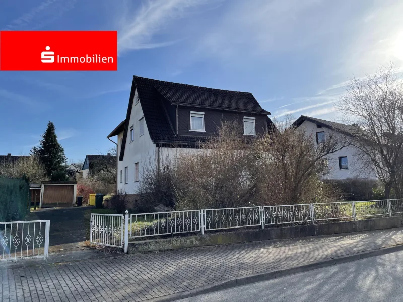 Ansicht von der Straße - Haus kaufen in Frankenberg - Ein- bis Zweifamilienhaus mit großem Grundstück in bester Lage von Frankenberg