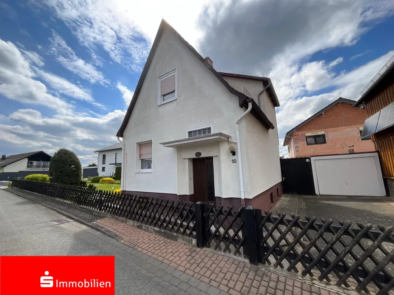 Vorderansicht - Haus kaufen in Meißner - Schickes kleines Einfamilienhaus mit Garten, Garage und Nebengebäude