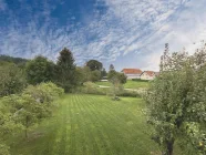 Blick vom Balkon in den Garten