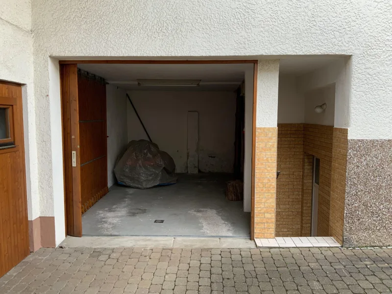 Garage, rechts: Zugang Sommerküche