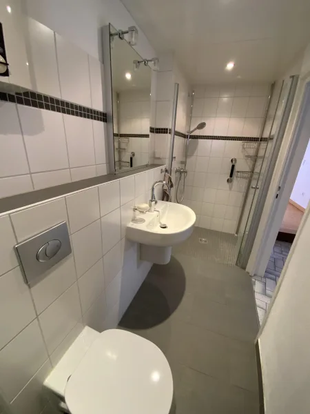 Renoviertes Bad mit Walk-In-Dusche