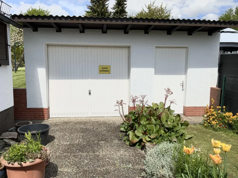 Garage mit Geräteraum