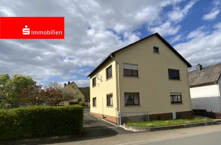 Straßenansicht mit Hof und Rasenfläche links - Haus kaufen in Greifenstein - Haus plus!