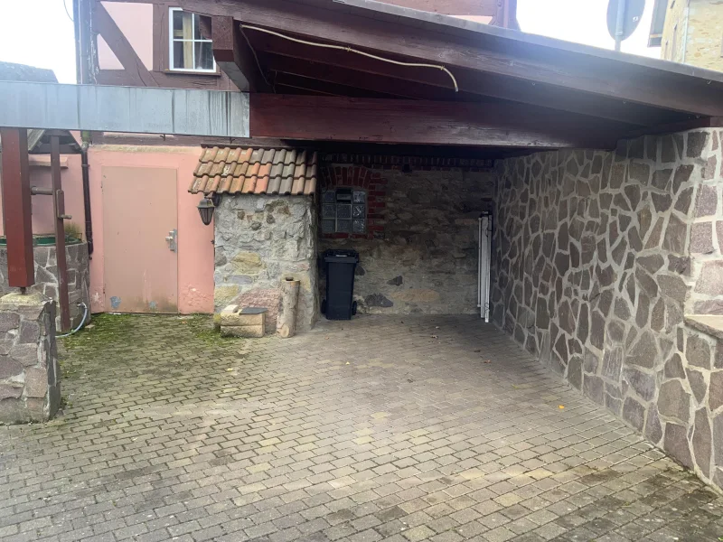 Carport vor der Scheune