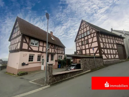 Straßenansicht Haus mit Scheune - Haus kaufen in Biebertal - DIE Immobilie für Individualisten & Romantiker