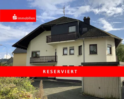 Straßenansicht - Haus kaufen in Solms - Grillen statt Rasenmähen!