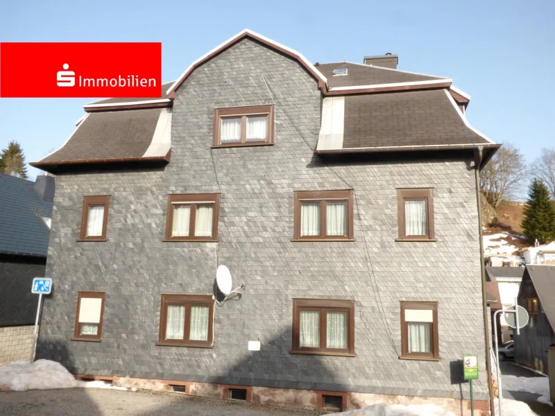 Straßenansicht - Haus kaufen in Suhl - Dreifamilienhaus in zentrale Lage von Schmiedefeld am Rennsteig sucht neuen Eigentümer !!