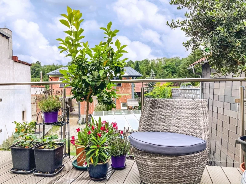 Ausblick vom Balkon mit Rohbau Wohnhaus