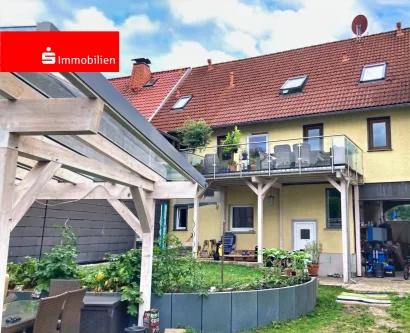 rückwärtige Ansicht mit großem Balkon - Haus kaufen in Geratal - ***Sowas haben wir schon lange gesucht***