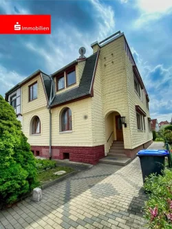 Straßenansicht - Haus kaufen in Arnstadt - ***Große Doppelhaushälfte mit Dachterrasse und kleinem Garten -  in attraktiver Lage von Arnstadt***