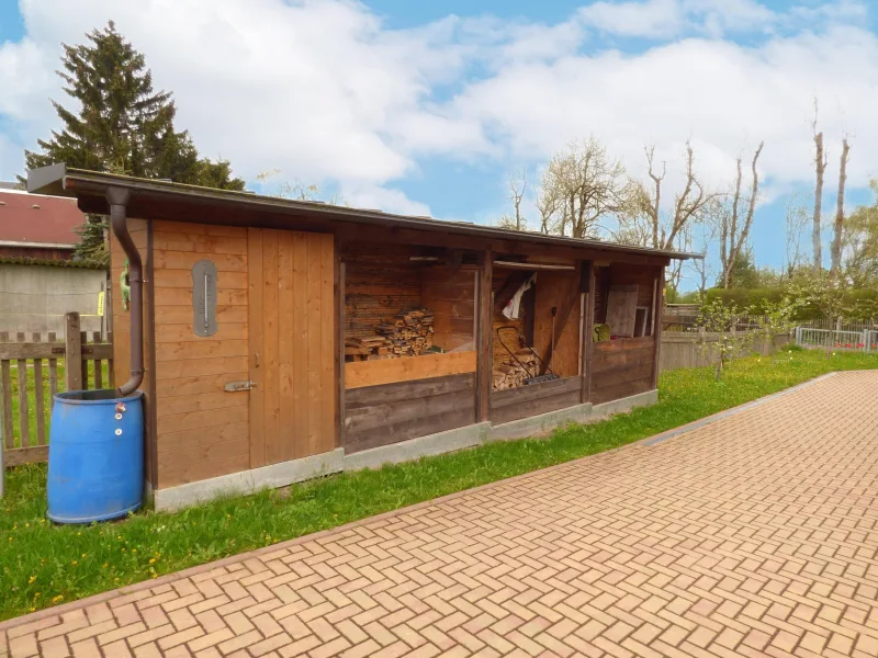 Gartengerätehaus mit Brennholzlager