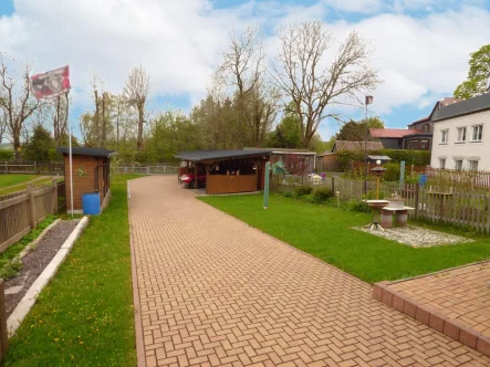 Blick vom Haus zum Carport - Haus kaufen in Ilmenau - Ihr neues Zuhause direkt am Rennsteig!