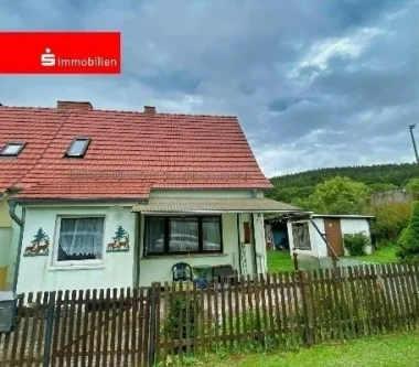 Straßenansicht - Haus kaufen in Stadtilm - ***Doppelhaushälfte mit großem Grundstück & kleiner Scheune in ruhiger Lage von Stadtilm***